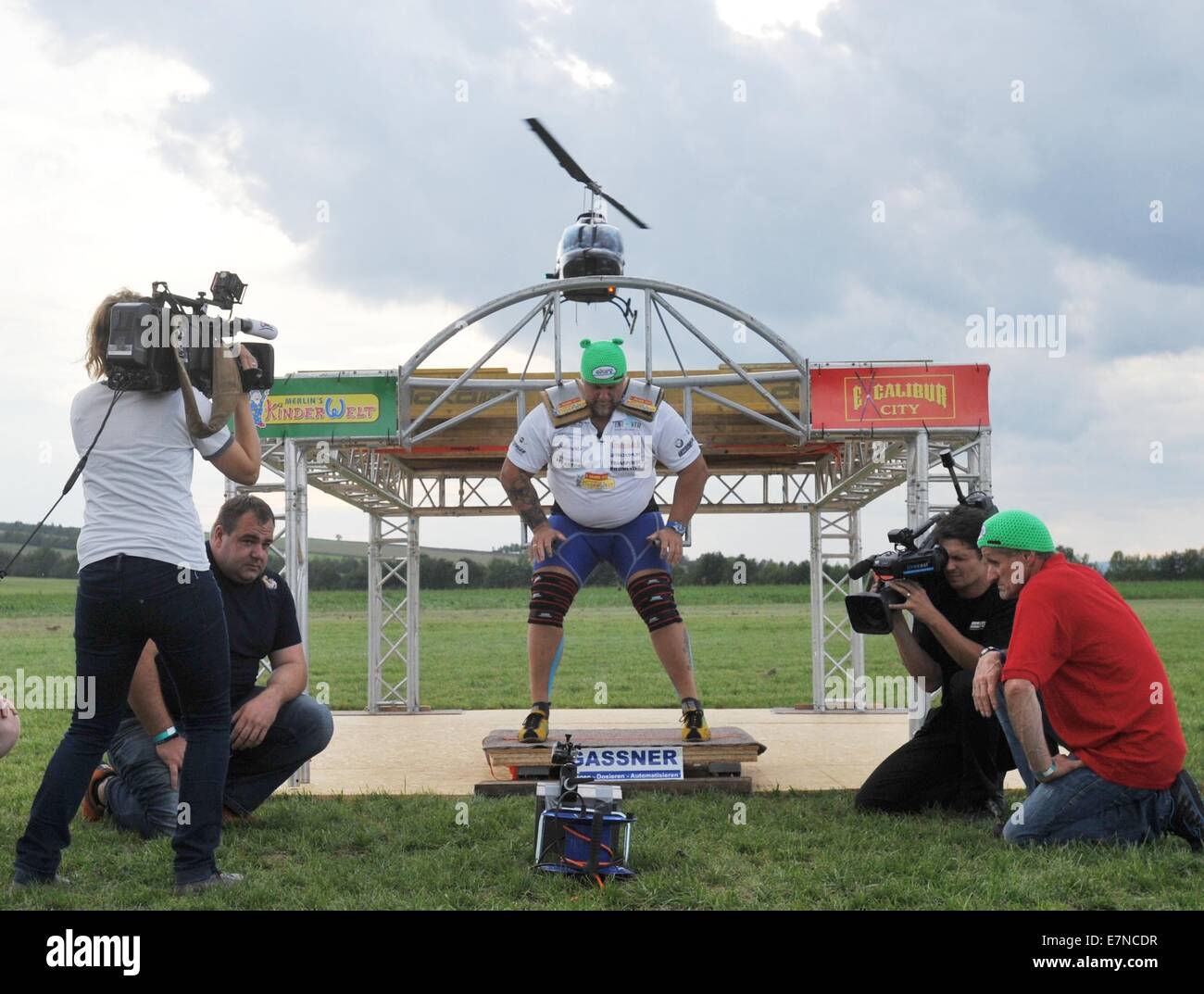 La haine, République tchèque . Sep 20, 2014. Homme fort autrichien Franz Muellner a battu le record du monde dans un centre commercial dans la haine, la République tchèque, sur la frontière tchéco-autrichien sur Samedi 20 septembre, par un roulement à l'atterrissage hélicoptère qui pesait 747 kg sur ses épaules. Des centaines de personnes, y compris des visiteurs de l'Autriche, sont venus voir l'attraction. Au cours de la tentative, Muellner était debout sur une balance et il a porté une structure en acier spécial sur ses épaules pour l'hélicoptère à la terre. Il a porté le poids maximal pour une seconde. © CTK/Alamy Live News Banque D'Images
