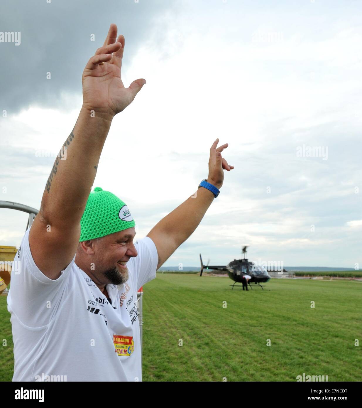 La haine, République tchèque . Sep 20, 2014. Homme fort autrichien Franz Muellner a battu le record du monde dans un centre commercial dans la haine, la République tchèque, sur la frontière tchéco-autrichien sur Samedi 20 septembre, par un roulement à l'atterrissage hélicoptère qui pesait 747 kg sur ses épaules. Des centaines de personnes, y compris des visiteurs de l'Autriche, sont venus voir l'attraction. Au cours de la tentative, Muellner était debout sur une balance et il a porté une structure en acier spécial sur ses épaules pour l'hélicoptère à la terre. Il a porté le poids maximal pour une seconde. © CTK/Alamy Live News Banque D'Images