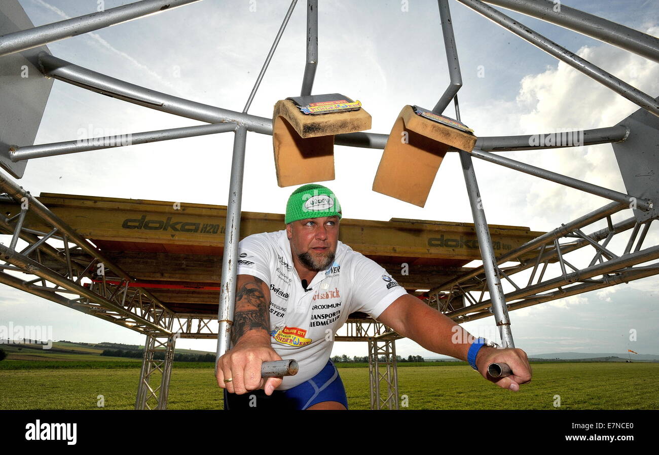 La haine, République tchèque . Sep 20, 2014. Homme fort autrichien Franz Muellner a battu le record du monde dans un centre commercial dans la haine, la République tchèque, sur la frontière tchéco-autrichien sur Samedi 20 septembre, par un roulement à l'atterrissage hélicoptère qui pesait 747 kg sur ses épaules. Des centaines de personnes, y compris des visiteurs de l'Autriche, sont venus voir l'attraction. Au cours de la tentative, Muellner était debout sur une balance et il a porté une structure en acier spécial sur ses épaules pour l'hélicoptère à la terre. Il a porté le poids maximal pour une seconde. © CTK/Alamy Live News Banque D'Images