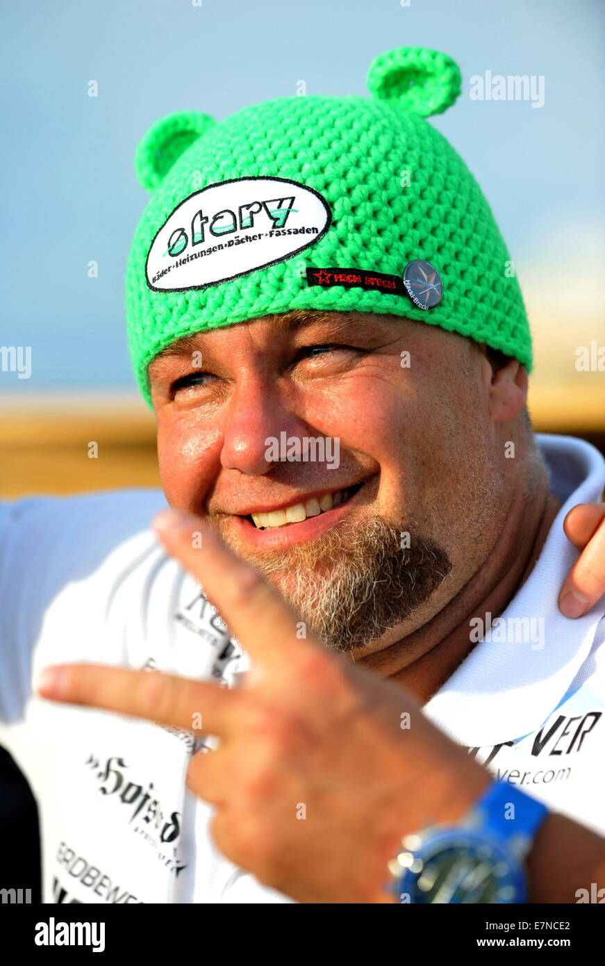 La haine, République tchèque . Sep 20, 2014. Homme fort autrichien Franz Muellner a battu le record du monde dans un centre commercial dans la haine, la République tchèque, sur la frontière tchéco-autrichien sur Samedi 20 septembre, par un roulement à l'atterrissage hélicoptère qui pesait 747 kg sur ses épaules. Des centaines de personnes, y compris des visiteurs de l'Autriche, sont venus voir l'attraction. Au cours de la tentative, Muellner était debout sur une balance et il a porté une structure en acier spécial sur ses épaules pour l'hélicoptère à la terre. Il a porté le poids maximal pour une seconde. © CTK/Alamy Live News Banque D'Images