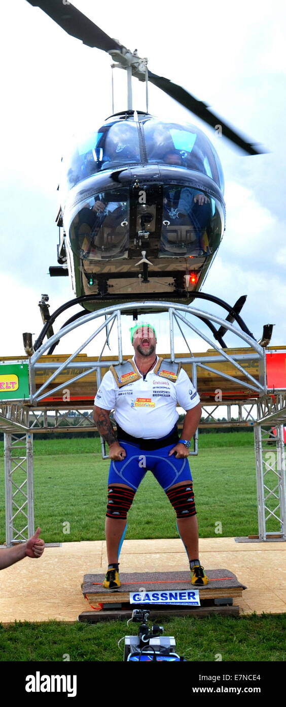 La haine, République tchèque . Sep 20, 2014. Homme fort autrichien Franz Muellner a battu le record du monde dans un centre commercial dans la haine, la République tchèque, sur la frontière tchéco-autrichien sur Samedi 20 septembre, par un roulement à l'atterrissage hélicoptère qui pesait 747 kg sur ses épaules. Des centaines de personnes, y compris des visiteurs de l'Autriche, sont venus voir l'attraction. Au cours de la tentative, Muellner était debout sur une balance et il a porté une structure en acier spécial sur ses épaules pour l'hélicoptère à la terre. Il a porté le poids maximal pour une seconde. © CTK/Alamy Live News Banque D'Images