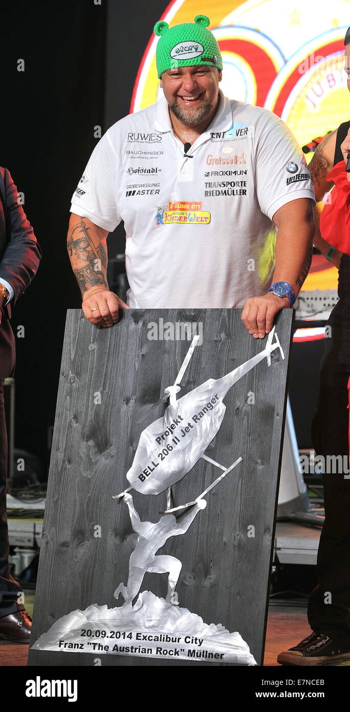 La haine, République tchèque . Sep 20, 2014. Homme fort autrichien Franz Muellner a battu le record du monde dans un centre commercial dans la haine, la République tchèque, sur la frontière tchéco-autrichien sur Samedi 20 septembre, par un roulement à l'atterrissage hélicoptère qui pesait 747 kg sur ses épaules. Des centaines de personnes, y compris des visiteurs de l'Autriche, sont venus voir l'attraction. Au cours de la tentative, Muellner était debout sur une balance et il a porté une structure en acier spécial sur ses épaules pour l'hélicoptère à la terre. Il a porté le poids maximal pour une seconde. © CTK/Alamy Live News Banque D'Images