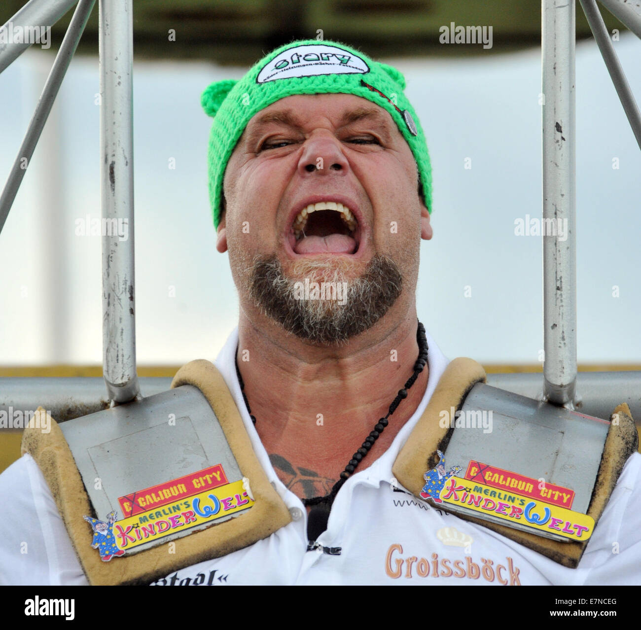 La haine, République tchèque . Sep 20, 2014. Homme fort autrichien Franz Muellner a battu le record du monde dans un centre commercial dans la haine, la République tchèque, sur la frontière tchéco-autrichien sur Samedi 20 septembre, par un roulement à l'atterrissage hélicoptère qui pesait 747 kg sur ses épaules. Des centaines de personnes, y compris des visiteurs de l'Autriche, sont venus voir l'attraction. Au cours de la tentative, Muellner était debout sur une balance et il a porté une structure en acier spécial sur ses épaules pour l'hélicoptère à la terre. Il a porté le poids maximal pour une seconde. © CTK/Alamy Live News Banque D'Images