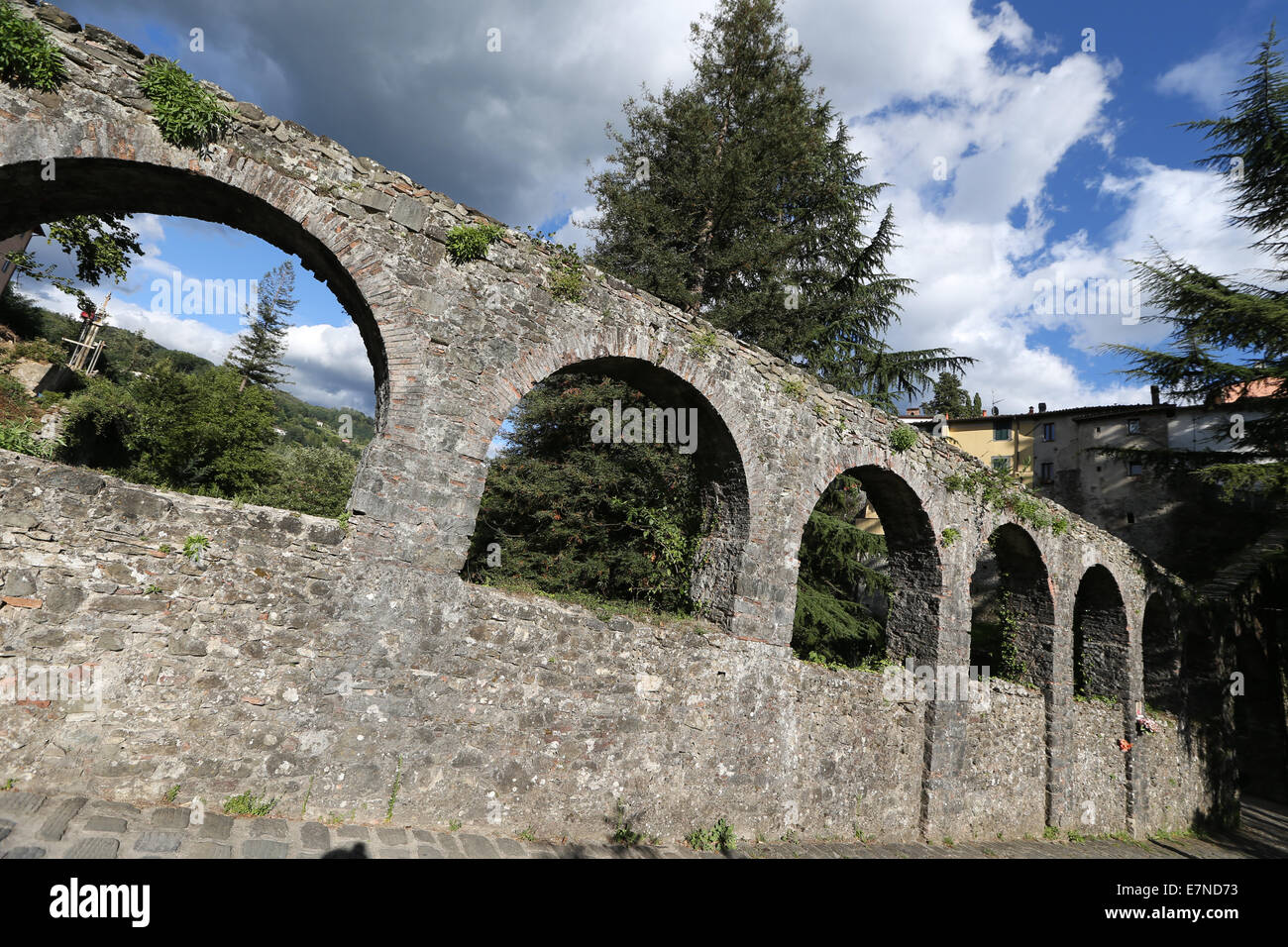 L'Aqueduc, Barga, Toscane, Italie, tourisme, lieu de culte, d'intérêt, ville médiévale, maison de l'architecture romaine, Banque D'Images