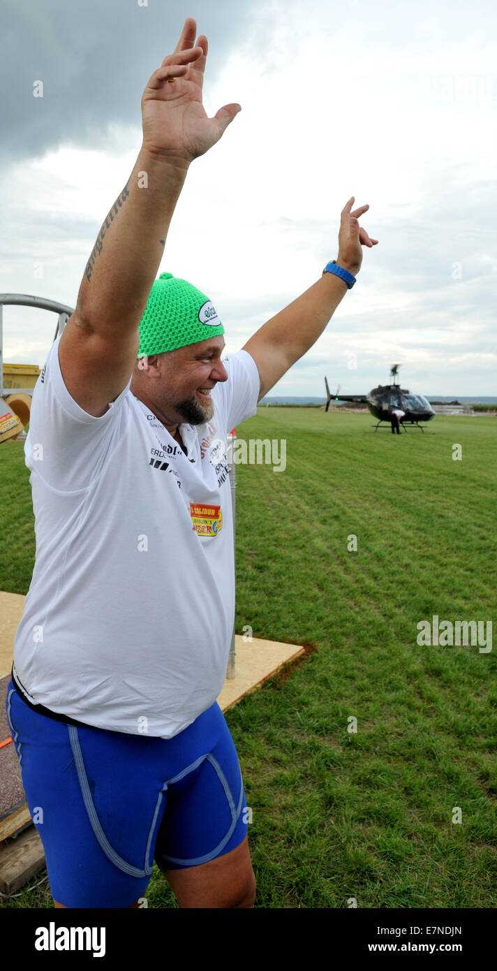 La haine, République tchèque . Sep 20, 2014. Homme fort autrichien Franz Muellner a battu le record du monde dans un centre commercial dans la haine, la République tchèque, sur la frontière tchéco-autrichien sur Samedi 20 septembre, par un roulement à l'atterrissage hélicoptère qui pesait 747 kg sur ses épaules. Des centaines de personnes, y compris des visiteurs de l'Autriche, sont venus voir l'attraction. Au cours de la tentative, Muellner était debout sur une balance et il a porté une structure en acier spécial sur ses épaules pour l'hélicoptère à la terre. Il a porté le poids maximal pour une seconde. © CTK/Alamy Live News Banque D'Images