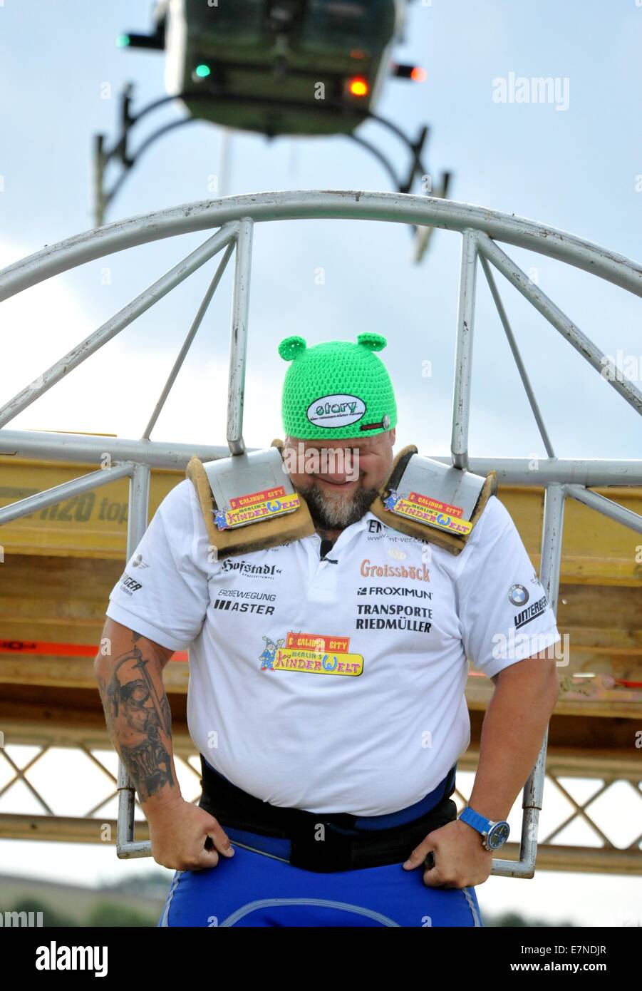 La haine, République tchèque . Sep 20, 2014. Homme fort autrichien Franz Muellner a battu le record du monde dans un centre commercial dans la haine, la République tchèque, sur la frontière tchéco-autrichien sur Samedi 20 septembre, par un roulement à l'atterrissage hélicoptère qui pesait 747 kg sur ses épaules. Des centaines de personnes, y compris des visiteurs de l'Autriche, sont venus voir l'attraction. Au cours de la tentative, Muellner était debout sur une balance et il a porté une structure en acier spécial sur ses épaules pour l'hélicoptère à la terre. Il a porté le poids maximal pour une seconde. © CTK/Alamy Live News Banque D'Images