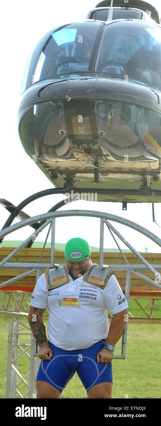 La haine, République tchèque . Sep 20, 2014. Homme fort autrichien Franz Muellner a battu le record du monde dans un centre commercial dans la haine, la République tchèque, sur la frontière tchéco-autrichien sur Samedi 20 septembre, par un roulement à l'atterrissage hélicoptère qui pesait 747 kg sur ses épaules. Des centaines de personnes, y compris des visiteurs de l'Autriche, sont venus voir l'attraction. Au cours de la tentative, Muellner était debout sur une balance et il a porté une structure en acier spécial sur ses épaules pour l'hélicoptère à la terre. Il a porté le poids maximal pour une seconde. © CTK/Alamy Live News Banque D'Images