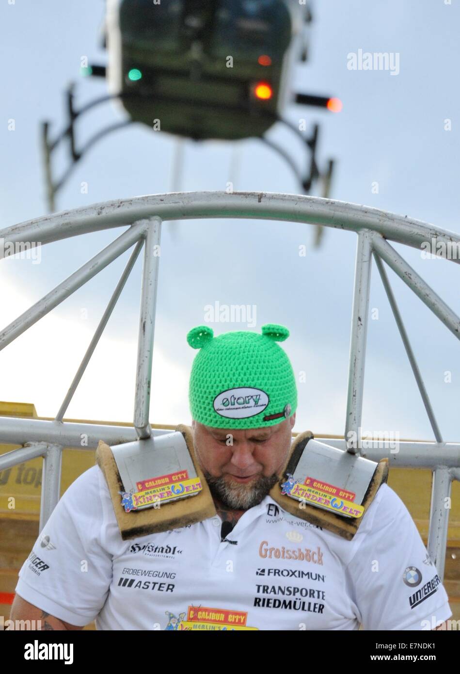 La haine, République tchèque . Sep 20, 2014. Homme fort autrichien Franz Muellner a battu le record du monde dans un centre commercial dans la haine, la République tchèque, sur la frontière tchéco-autrichien sur Samedi 20 septembre, par un roulement à l'atterrissage hélicoptère qui pesait 747 kg sur ses épaules. Des centaines de personnes, y compris des visiteurs de l'Autriche, sont venus voir l'attraction. Au cours de la tentative, Muellner était debout sur une balance et il a porté une structure en acier spécial sur ses épaules pour l'hélicoptère à la terre. Il a porté le poids maximal pour une seconde. © CTK/Alamy Live News Banque D'Images