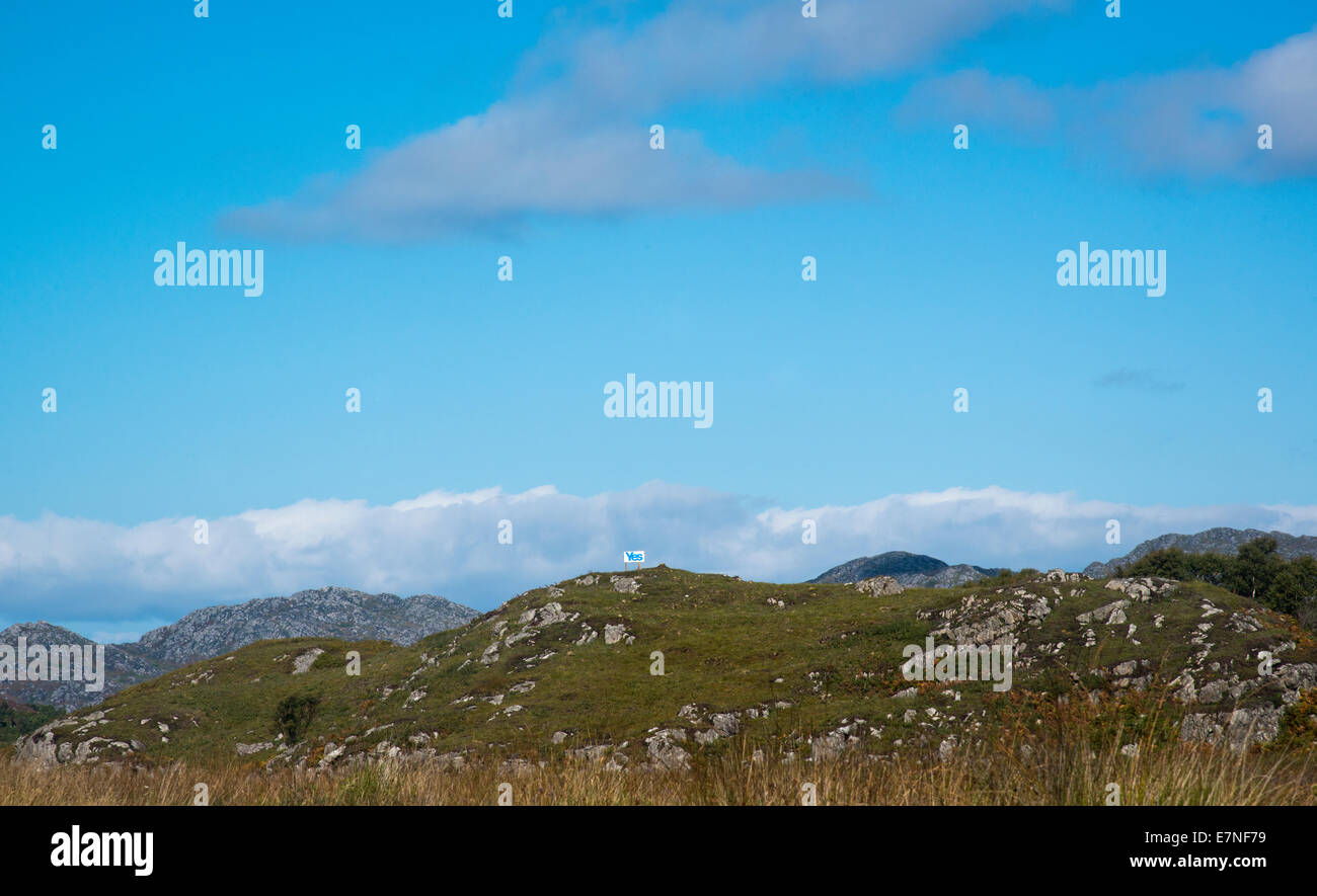 Oui signer au sommet d'une colline près de Kentra, Ardnamurchan, Highlands écossais. Banque D'Images