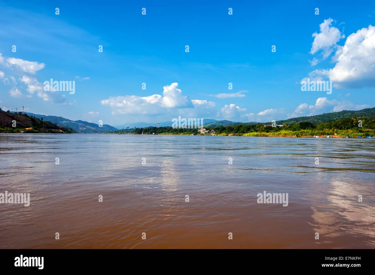 Vue panoramique sur le fleuve du Mékong coulant entre le Laos et la Thaïlande sur le côté droit du côté gauche. Paysage de voyages et destinations Banque D'Images