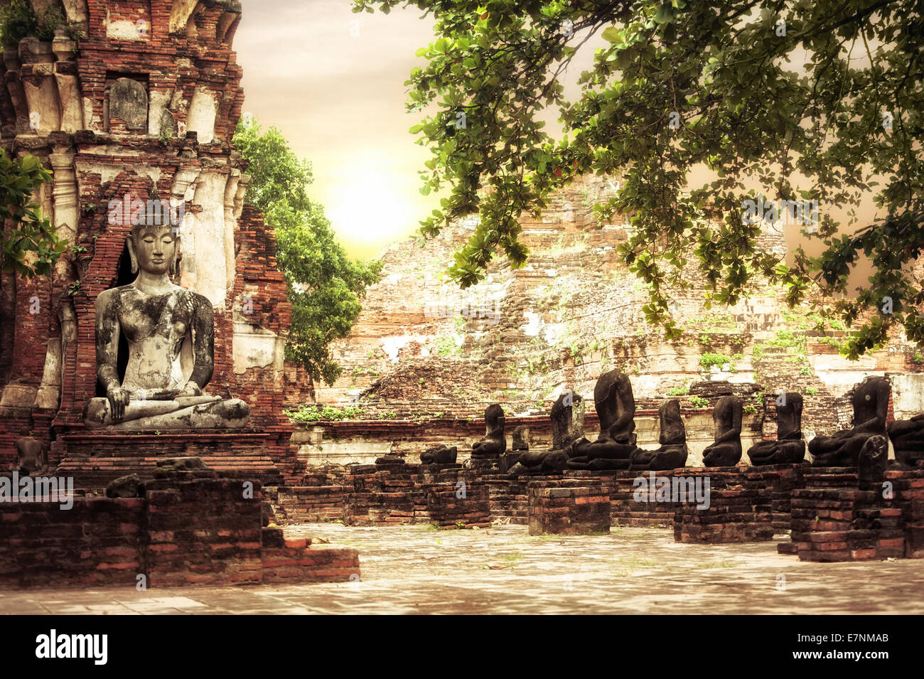 L'architecture religieuse de l'Asie. Grès antique sculpture de Bouddha à Wat Mahathat ruines sous Ciel de coucher du soleil. Ayutthaya, Thaïlande Banque D'Images