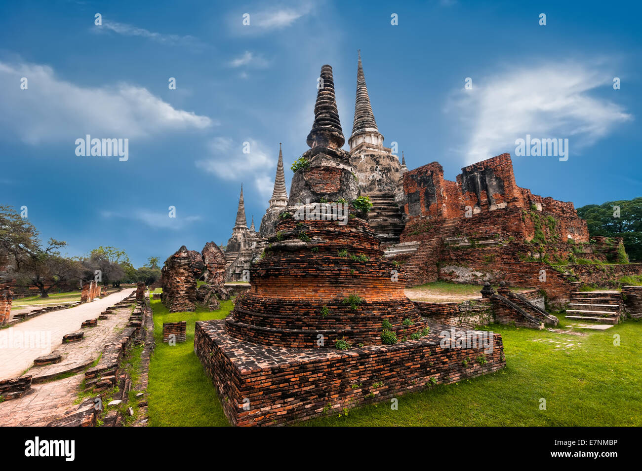 L'architecture religieuse de l'Asie. La pagode bouddhistes antiques ruines à Wat Phra Sri Sanphet temple sous Ciel de coucher du soleil. Ayutthaya, Thaïlande Banque D'Images