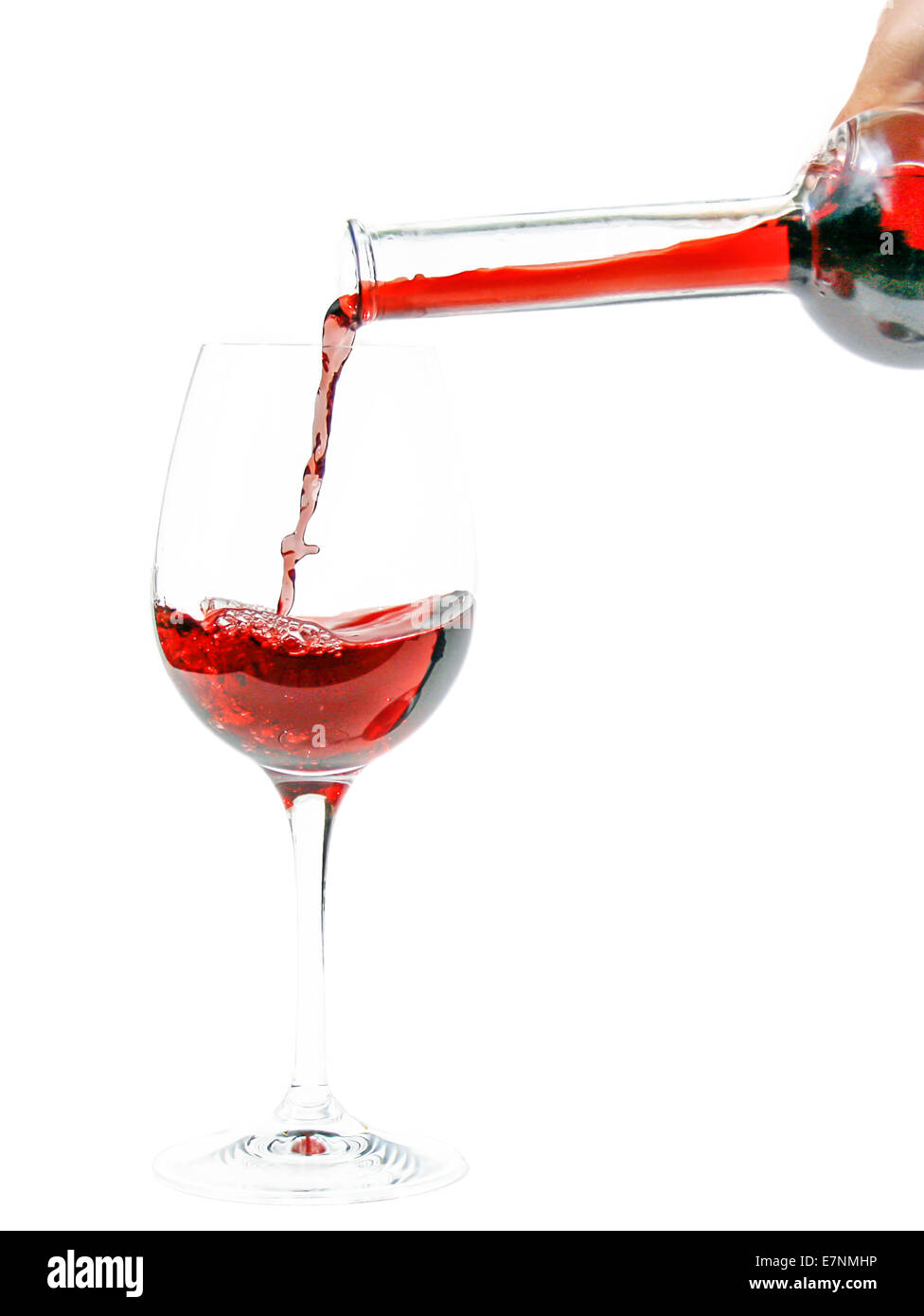 Verser le vin rouge d'une bouteille dans un verre Photo Stock - Alamy
