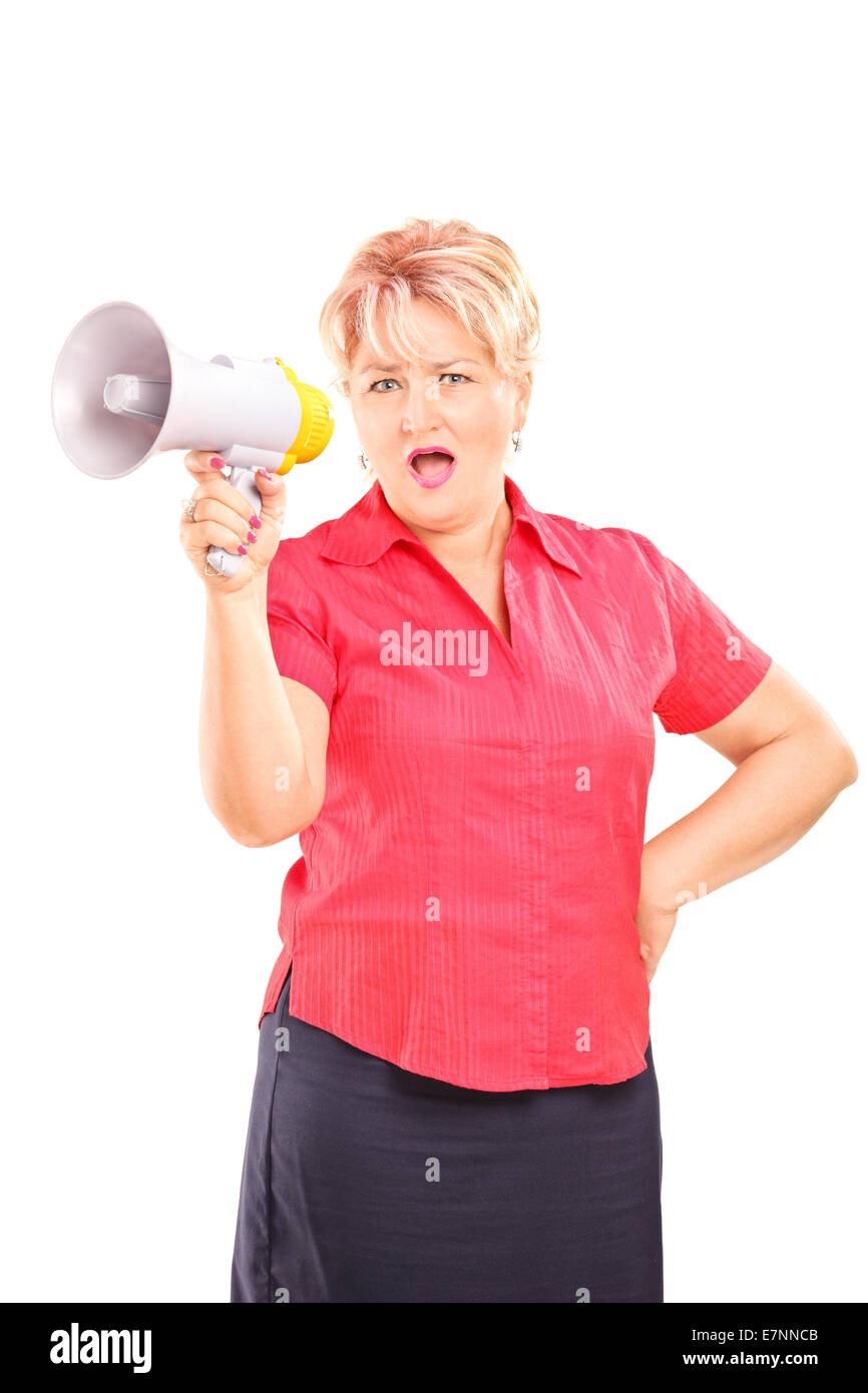 Dame mature en colère parlant sur un mégaphone isolé sur fond blanc Banque D'Images