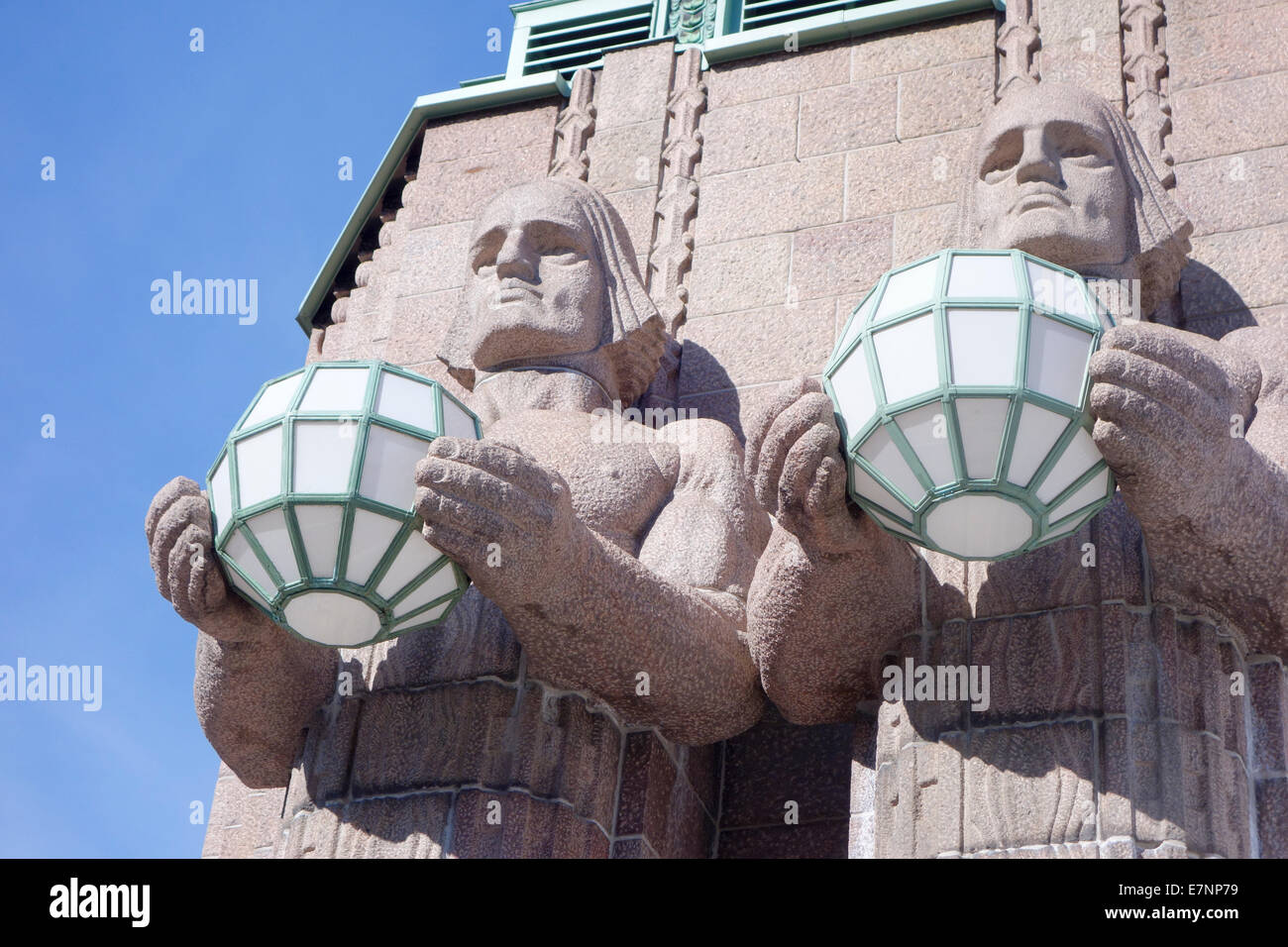 La Finlande, Helsinki : deux statues Art Déco lampes sphériques qui accueillent des visiteurs à la gare centrale d'Helsinki. Banque D'Images