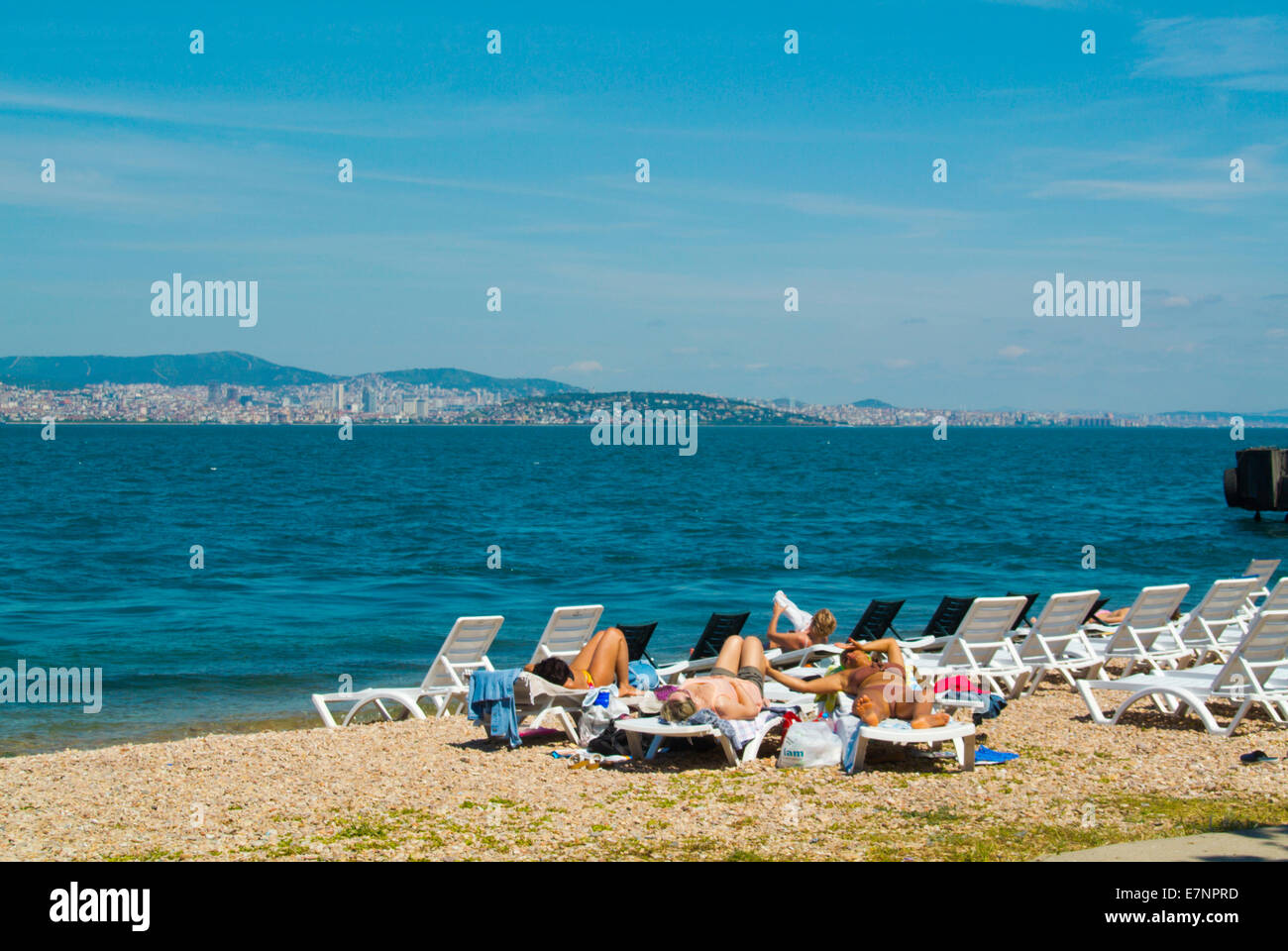 Les Gens Sur La Plage Avec En Arriere Plan Le Centre D Istanbul