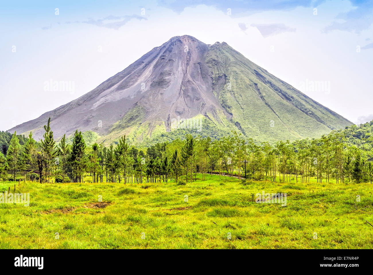 Vue panoramique sur le célèbre volcan Arenal, Costa Rica. Banque D'Images