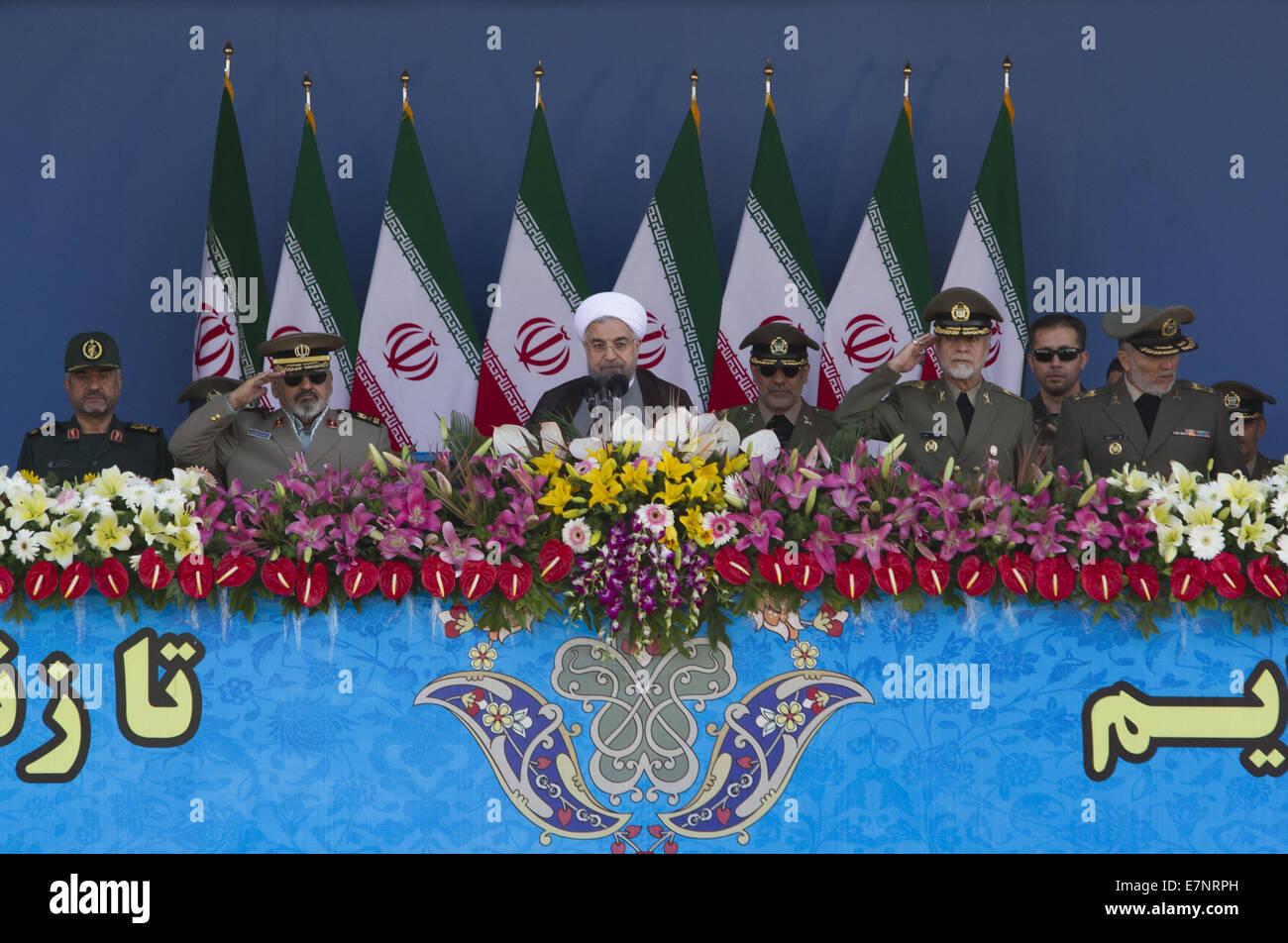 Téhéran, Iran. 22 Sep, 2014. 22 septembre 2014 - Téhéran, Iran - Le Président iranien Hassan Rohani (C) prend la parole lors d'un défilé militaire pour commémorer l'anniversaire de la guerre Iran-Irak (1980-1988) à Téhéran . Morteza Nikoubazl/ZUMAPRESS : Morteza Nikoubazl Crédit/ZUMA/Alamy Fil Live News Banque D'Images