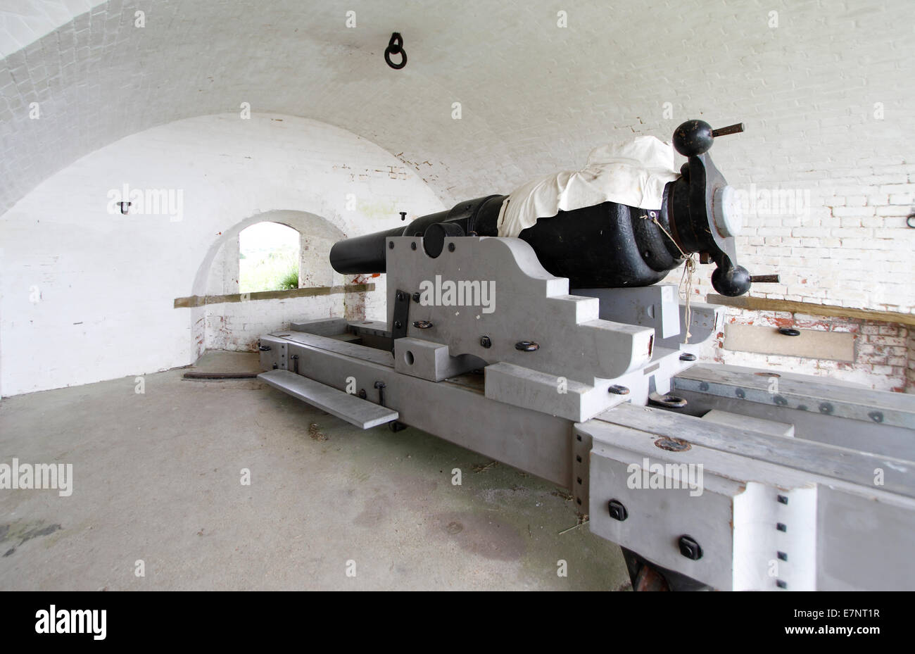 Fer à repasser 64 pounder RML Gun , converti au système de Palliser un canon lisse de 32 pounder de 58cwt, par l'insertion d'un tube de canon rayé. Monté sur une reproduction du chariot - l'armement d'origine de Fort Nelson Banque D'Images