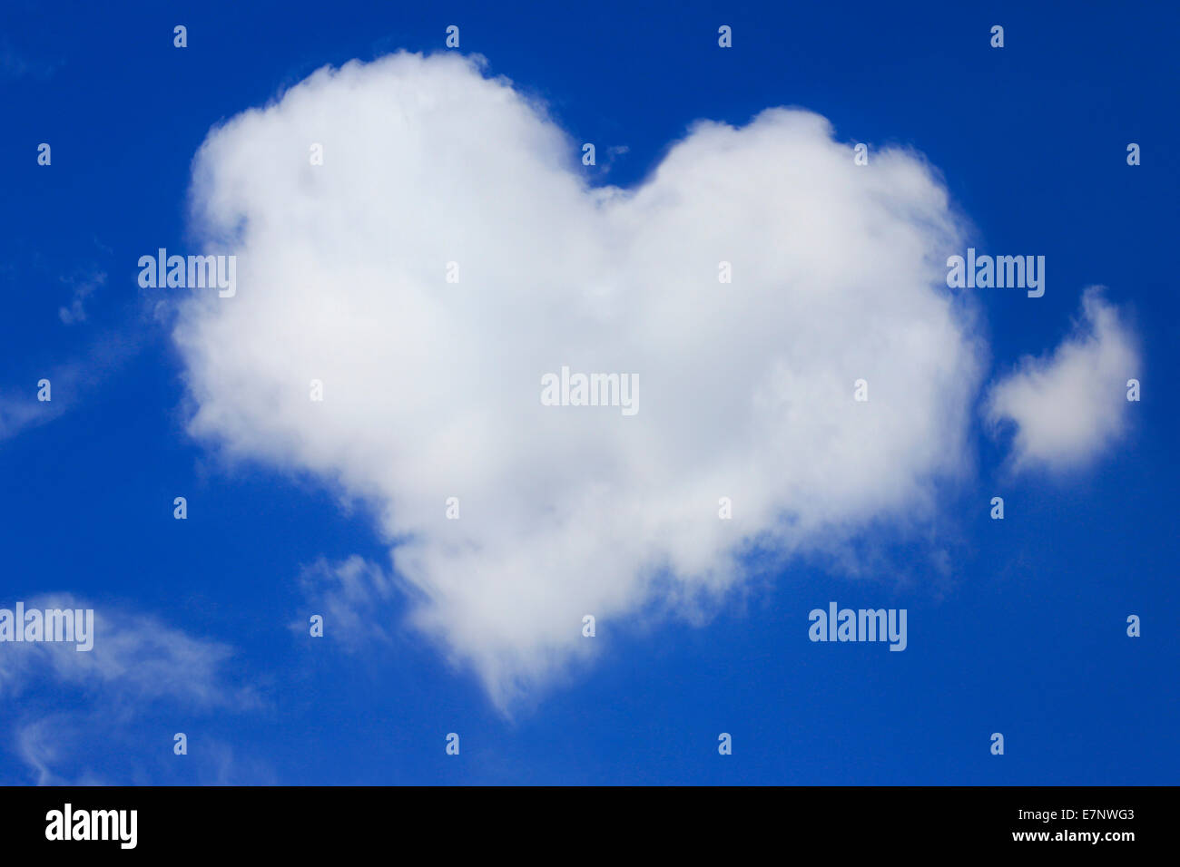 Coeur, coeur, forme, l'amour du ciel, l'air, de la nature, phénomène, Valentine, largeur, étendue, Météo, vent, nuages, nuage, coeur bleu, bl Banque D'Images