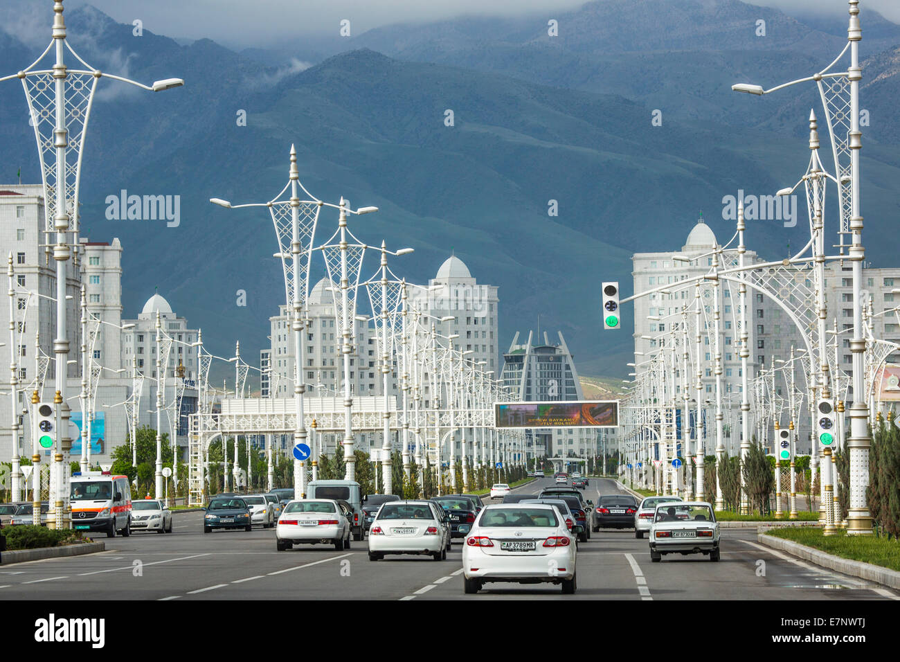 Ashgabat, Turkménistan, l'Asie centrale, d'Asie, d'appartements, d'architecture, avenue, ville, route, nouvelles, l'éclairage de rue, le trafic, blanc Banque D'Images