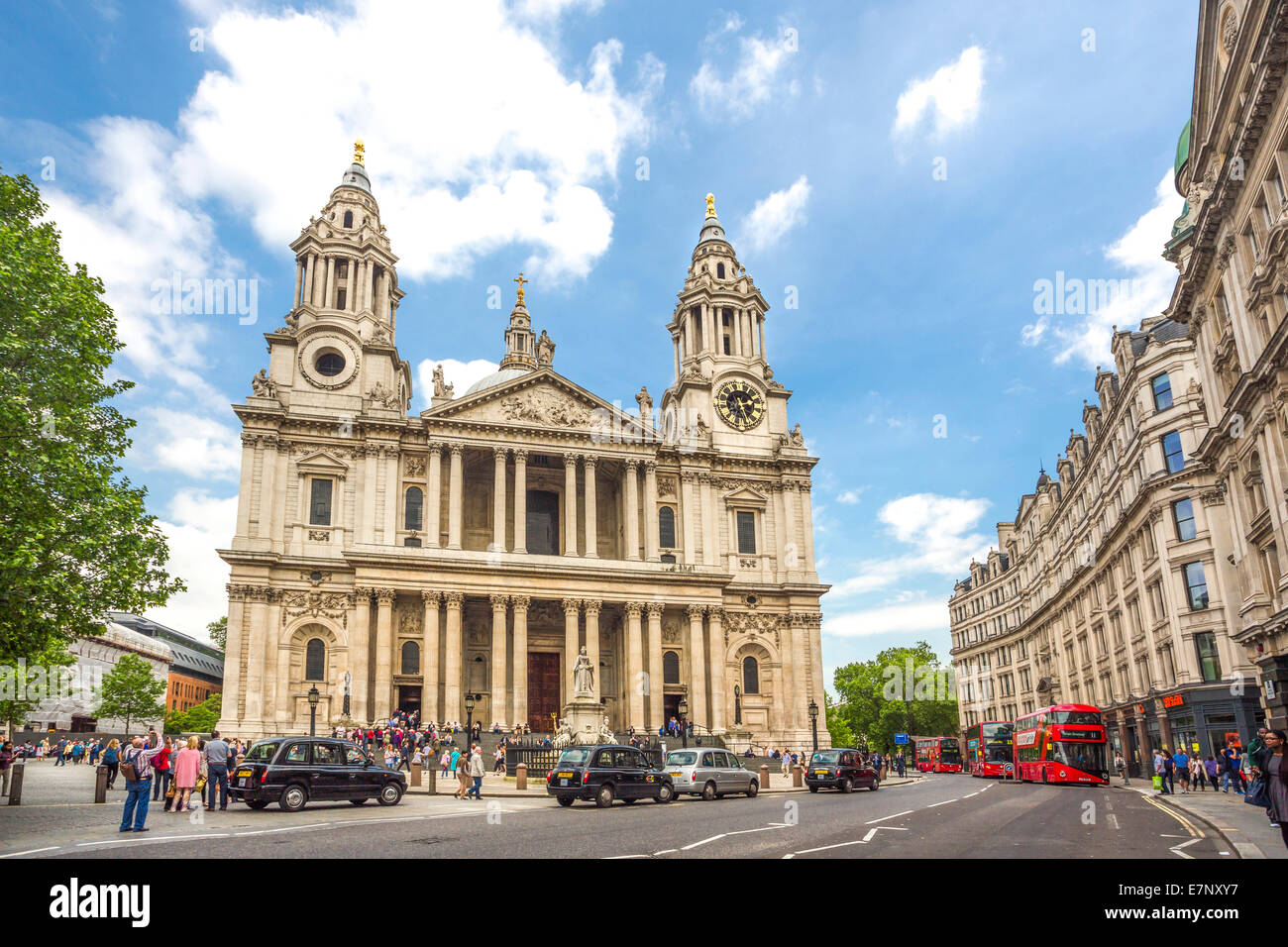 Avenue, Building, Cathédrale, ville, Londres, Angleterre, Royaume-Uni, Saint Paul, l'architecture, l'histoire, la religion, le tourisme, voyages Banque D'Images