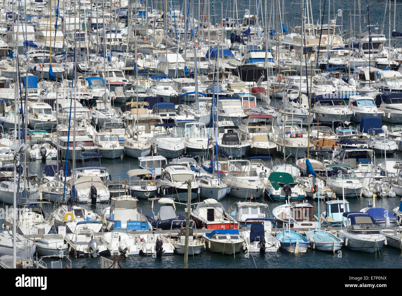 Europe, France, Provence-Alpes-Côte d'Azur, Provence, Marseille, Vieux Port, port de plaisance, bateaux, yachts Banque D'Images