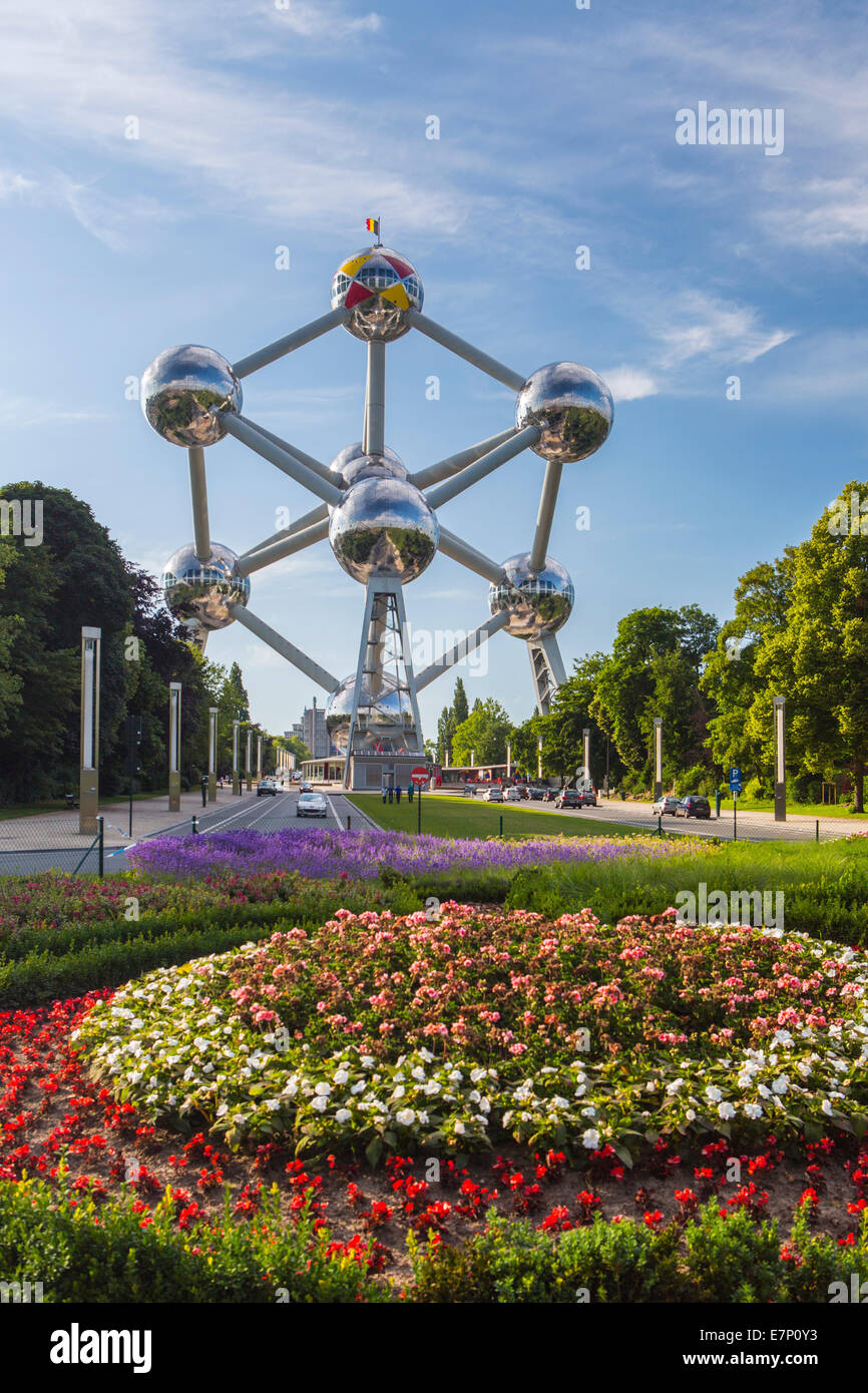 Atomium, sphères, Belgique, Europe, Bruxelles, architecture, ballons, ville, colorée, expo, célèbre, fleurs, printemps, touristique, tra Banque D'Images