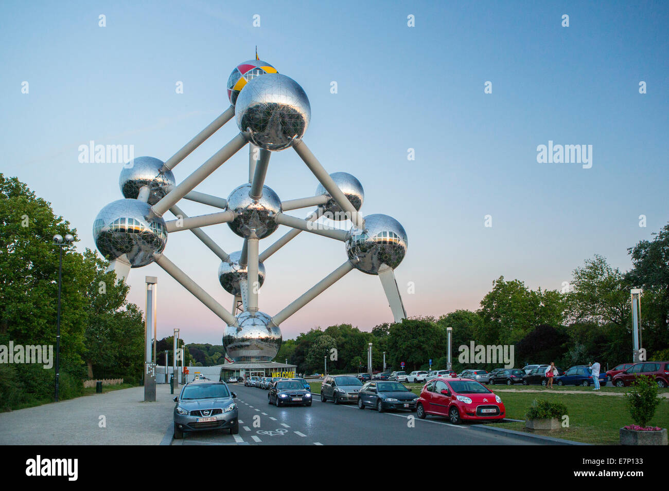 Atomium, sphères, Belgique, Europe, Bruxelles, architecture, ballons, voitures, ville, colorée, expo, célèbre, printemps, soir, touristi Banque D'Images