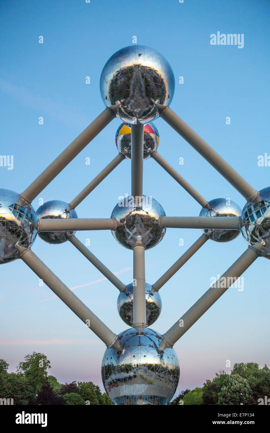 Atomium, sphères, Belgique, Europe, Bruxelles, architecture, ballons, ville, colorée, expo, célèbre, printemps, soir, touristique, tra Banque D'Images