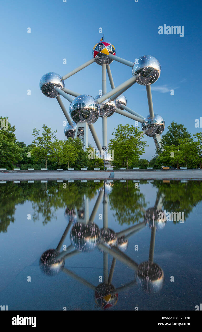 Atomium, sphères, Belgique, Europe, Bruxelles, architecture, ballons, ville, expo, célèbre, réflexion, printemps, soir, touristique, tr Banque D'Images