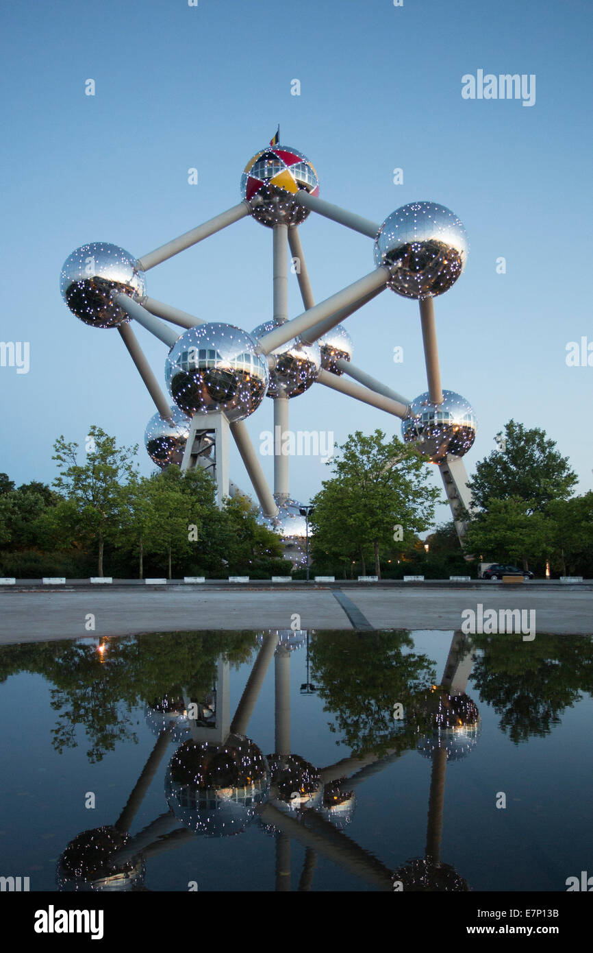 Atomium, sphères, Belgique, Europe, Bruxelles, architecture, ballons, ville, expo, célèbre, réflexion, printemps, soir, touristique, tr Banque D'Images