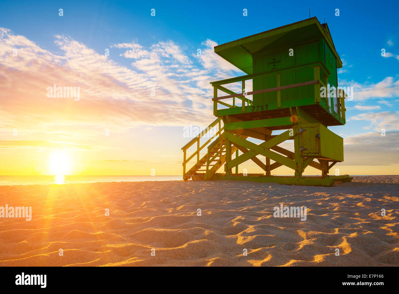 Miami South Beach sunrise avec lifeguard tower et le littoral, USA. Banque D'Images
