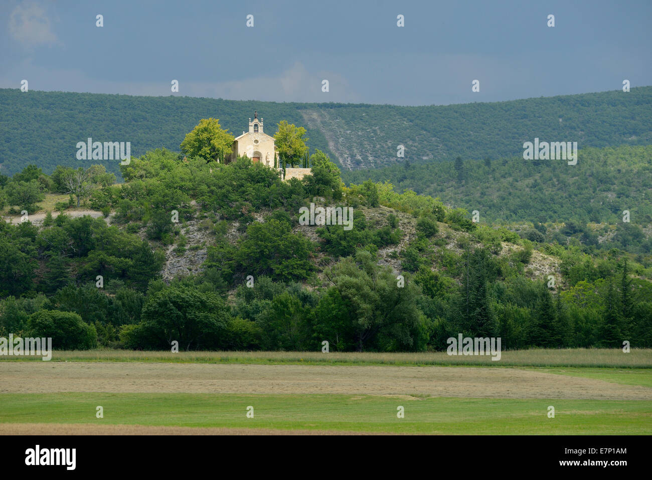 Europe, France, Provence, Alpes-de-Haute-Provence, chapelle, paysage Banque D'Images