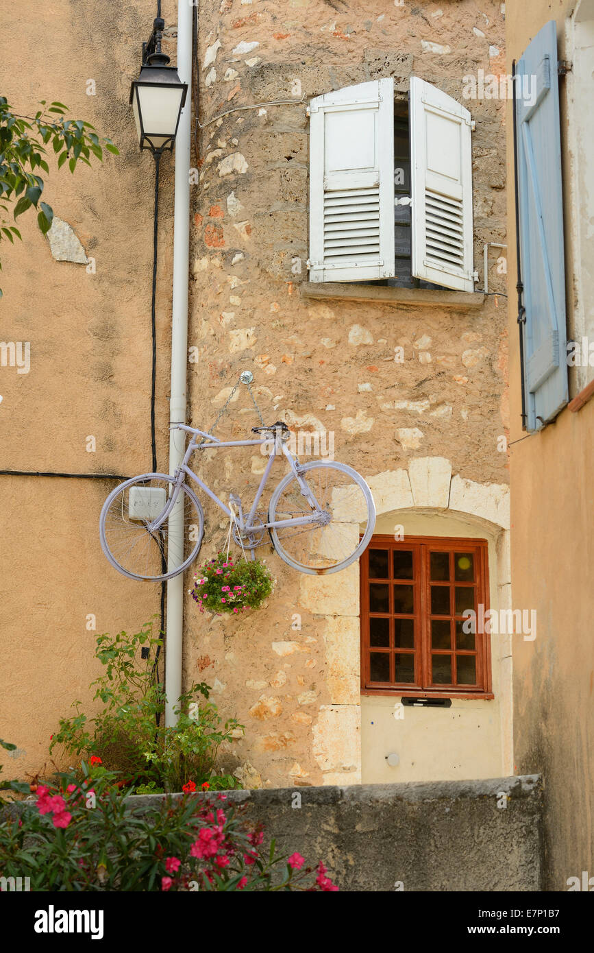 Europe, France, Provence, Régusse, ville, maison, façade, vélo, bizarre, Banque D'Images