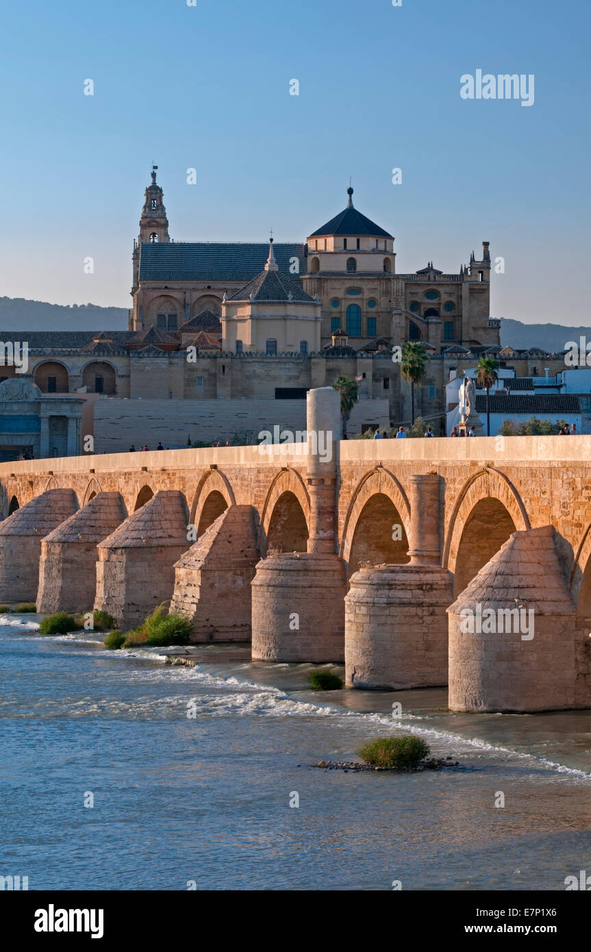 Puente Romano Pont Romain et de la Mezquita Cordoba Andalousie Espagne Banque D'Images