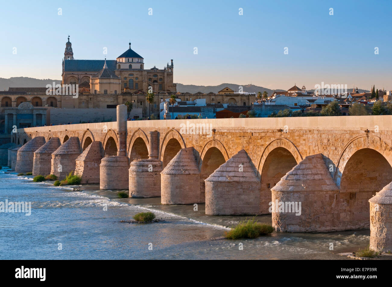 Puente Romano Pont Romain et de la Mezquita Cordoba Andalousie Espagne Banque D'Images