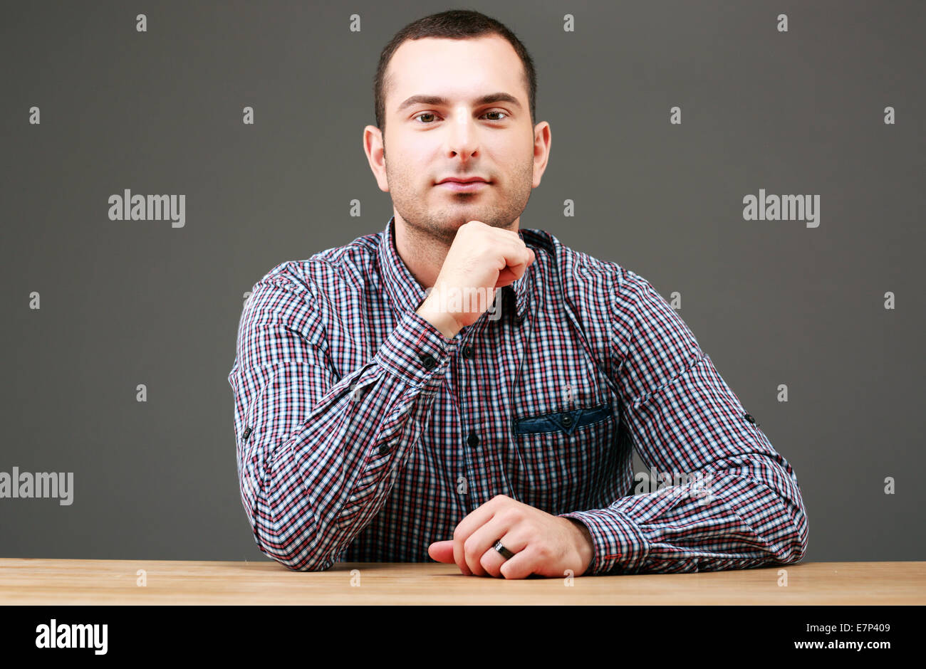 Portrait d'homme heureux assis à la table Banque D'Images
