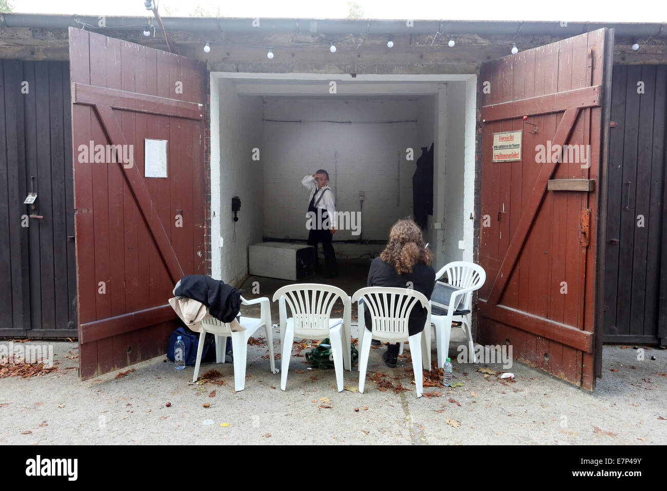 Un groupe de performance pour la répétition performance festival 'hommes' dans des garages à Gruendergaragenhof Himmelsbach à Berlin, Allemagne, 22 septembre 2014. Douze groupes d'artistes va utiliser une rangée de garages comme endroit pour une performance festival qui aura lieu du 24 au 28 septembre 2014. Photo : STEPHANIE PILICK/DPA Banque D'Images