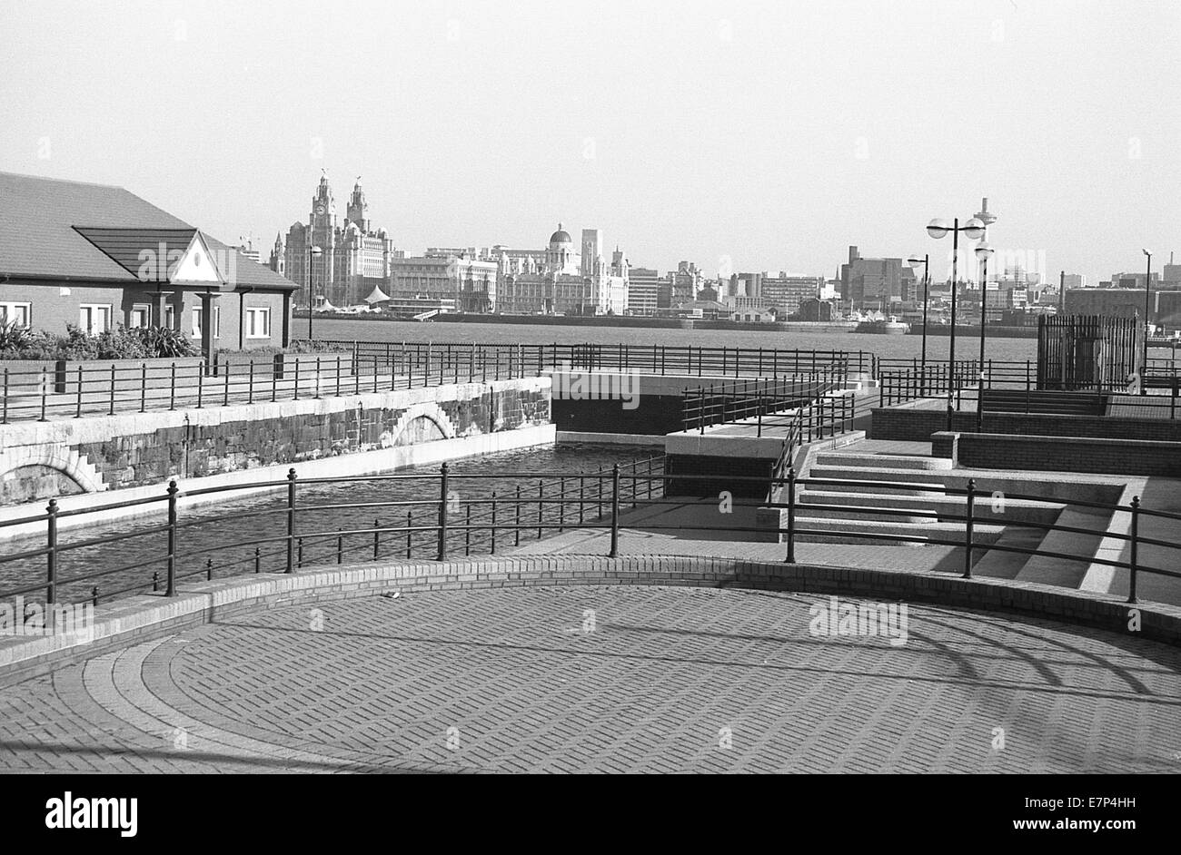Le terminal de ferry de Woodside , Wirral Merseyside dans les années 90 Banque D'Images