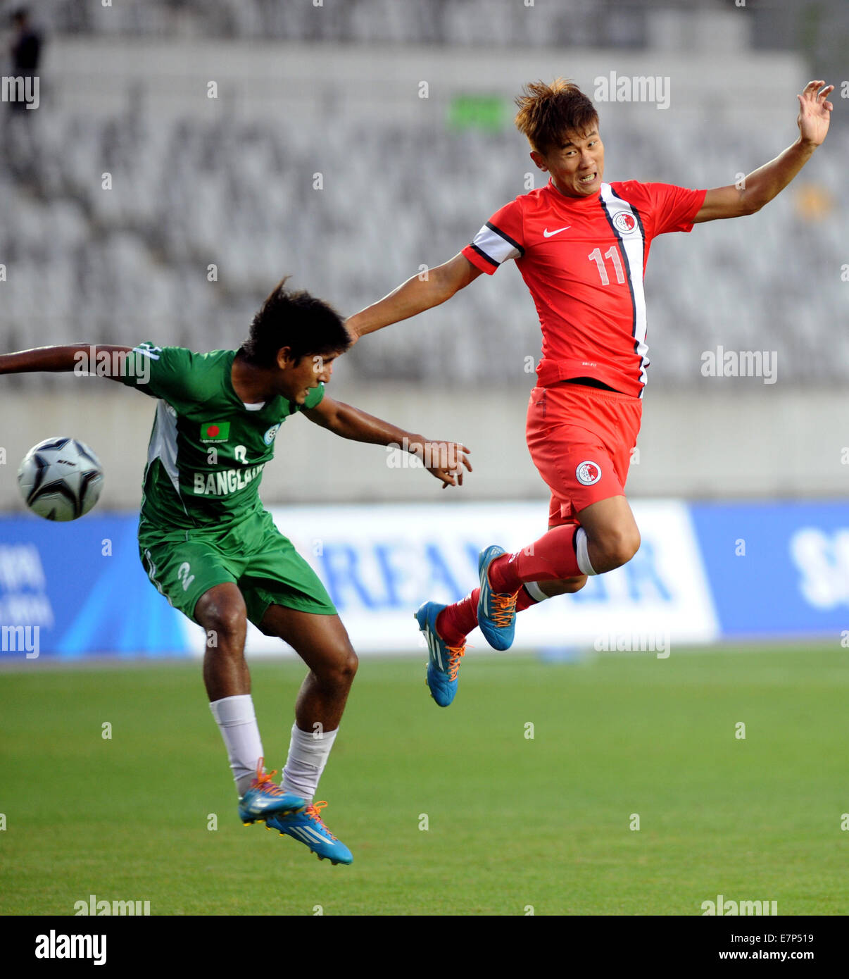 Incheon, Corée du Sud. 22 Sep, 2014. Lam Hok Hei (R) de Chine de Hong Kong de l'EDDV pour le bal avec Hasan Md Rayhan du Bangladesh lors de la Men's premier tour groupe B match de foot à la 17e Jeux asiatiques à Incheon, Corée du Sud, le 22 septembre, 2014. La Chine Hong Kong a gagné 2-1. Credit : Lo Fai Ping/Xinhua/Alamy Live News Banque D'Images