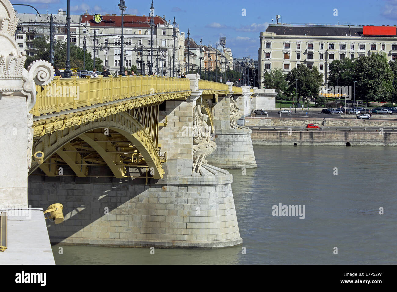 Le pont était le deuxième pont permanent de Budapest, un exemple de décoration française construction de ponts. Banque D'Images