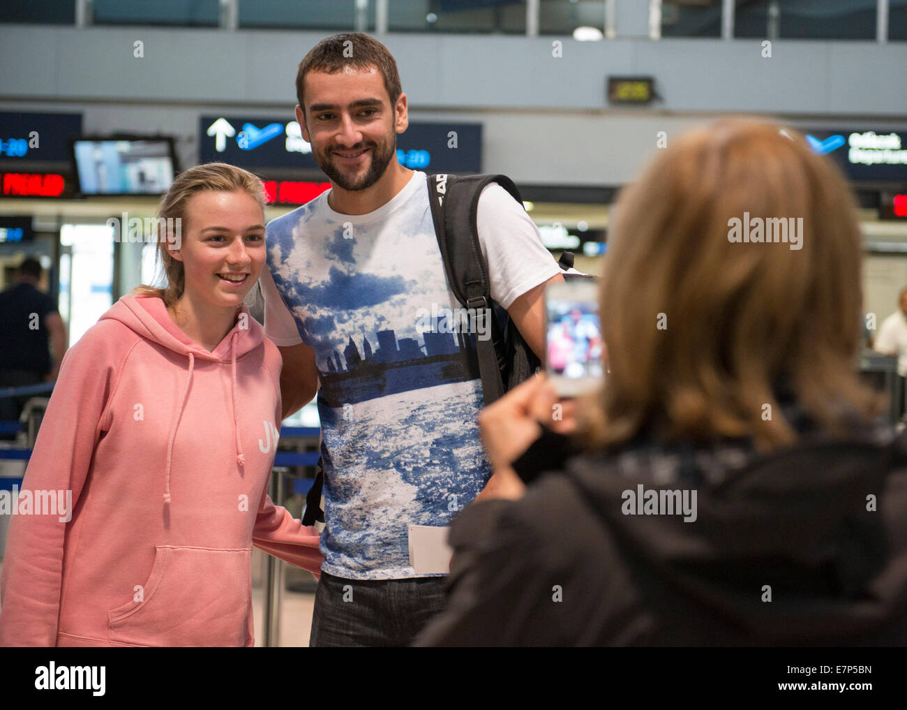 (140922) -- ZAGREB, du 22 septembre 2014 (Xinhua)-- joueur de tennis croate Marin Cilic (C) posent pour une photo avec un ventilateur avant son départ pour Beijing à l'aéroport de Zagreb à Zagreb, Croatie, 22 Septembre, 2014. Cilic fera concurrence à la Chine Open de tennis plus tard ce mois-ci. (Xinhua/Lisanin Miso) Banque D'Images