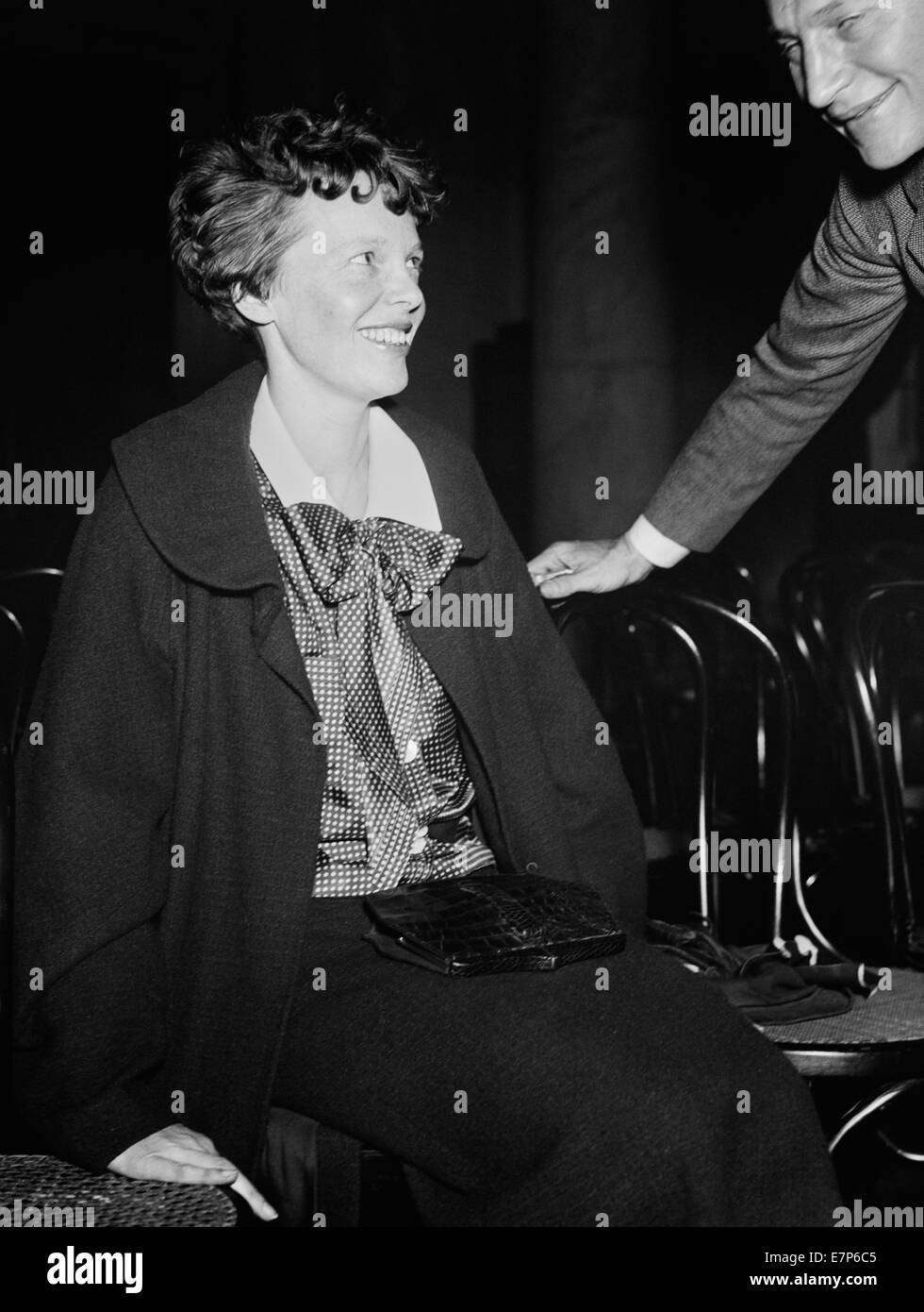 Photo d'époque de la pionnière et auteure de l'aviation américaine Amelia Earhart (1897 – déclarée morte en 1939) – Earhart et son navigateur Fred Noonan ont connu une célèbre disparition en 1937 alors qu'elle essayait de devenir la première femme à effectuer un vol de navigation du globe. Photo prise en 1936. Banque D'Images
