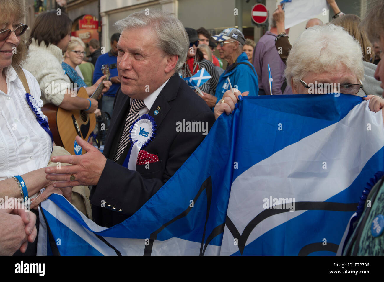 Pro-Scottish Oui à l'indépendance de l'Écosse sur les militants au cours d'une manifestation à Perth. Banque D'Images