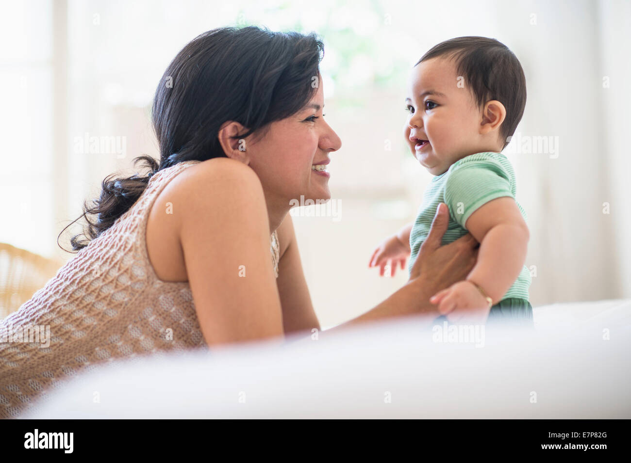 Maman Avec Son Bebe 6 11 Mois Dans La Chambre Photo Stock Alamy