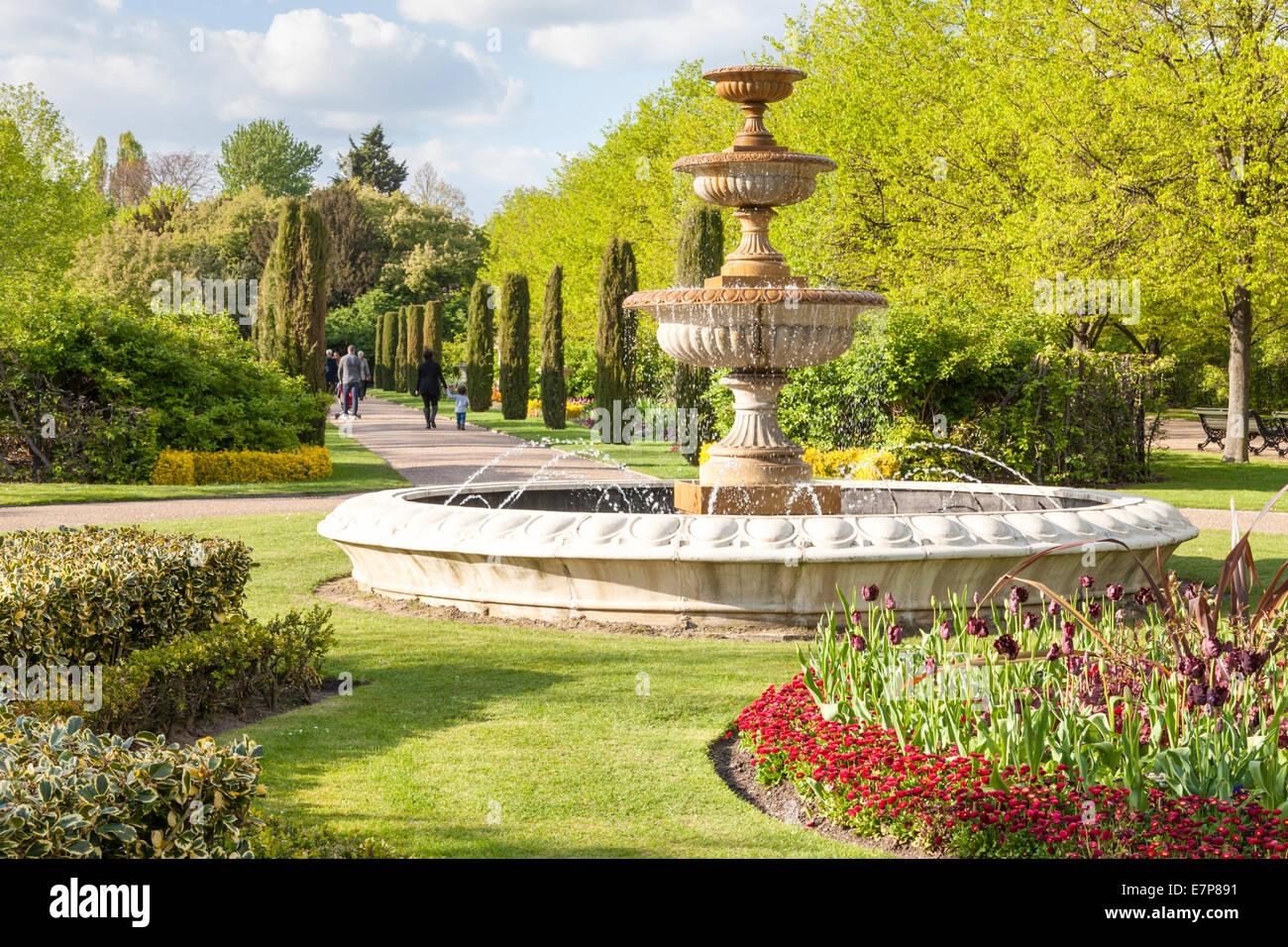 Fontaine, arbres et fleurs dans l'Avenue Gardens at Regents Park, London, England, UK Banque D'Images