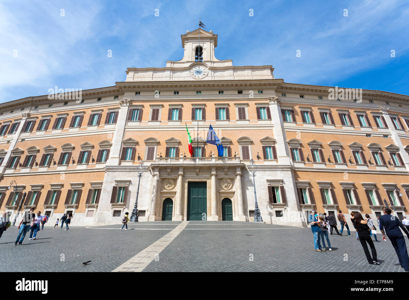 Rome, Italie - 28 Avril 2012 : Le Palazzo Montecitorio est un bâtiment à Rome, où se trouve le siège de la Chambre des députés de la République italienne. Banque D'Images