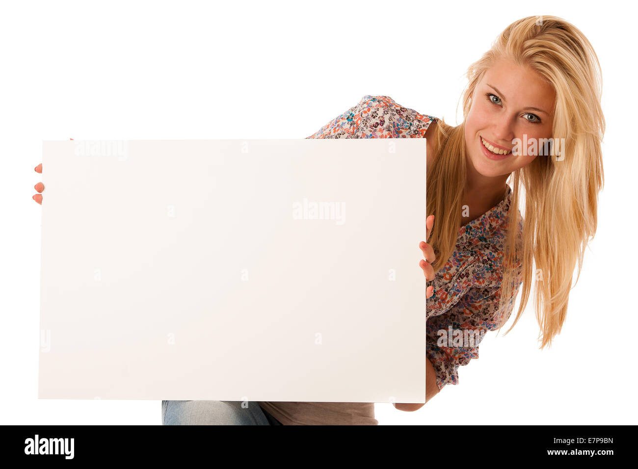 Nde woman holding a blank carte blanche dans ses mains pour texte promotionnel ou la bannière isolated over white background Banque D'Images