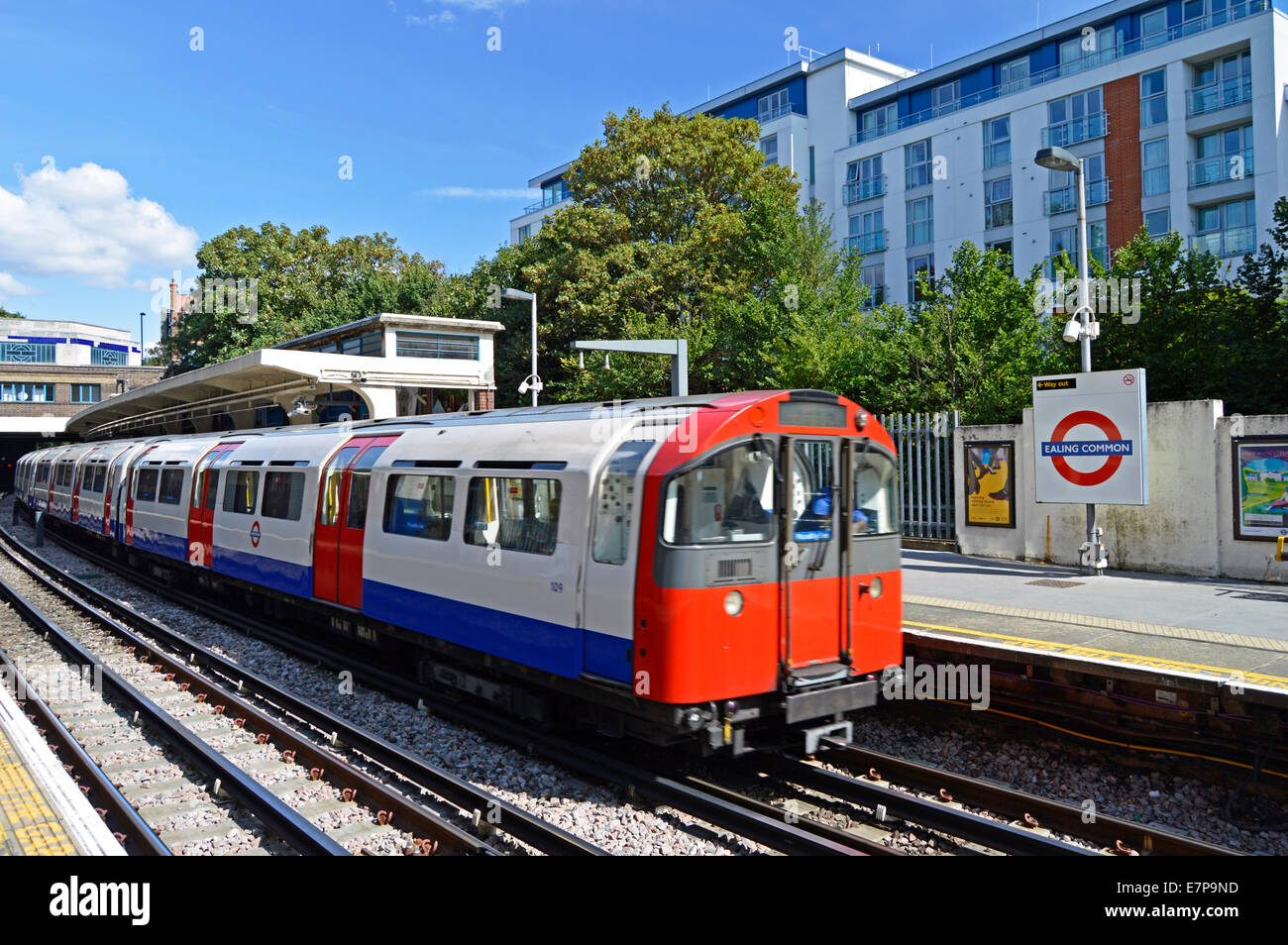 La station de métro Ealing Common, London Borough of Ealing, Londres, Angleterre, Royaume-Uni Banque D'Images